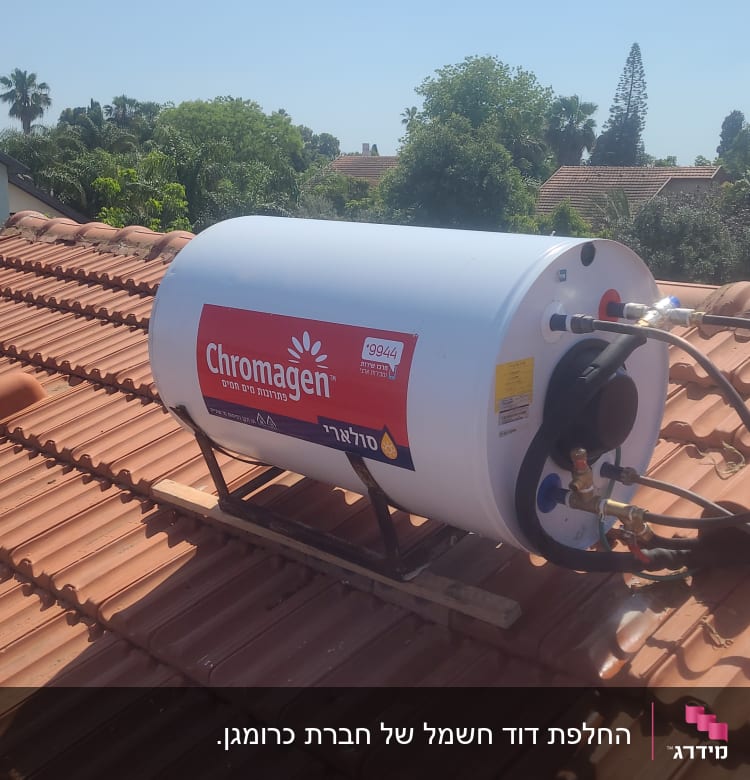 דוד שמש כרומגן על גג רעפים אדום